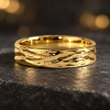 Zlaté svadobné obrúčky s textúrou kôry stromu